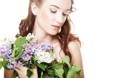 Eflatun çiçekli bahar kız.