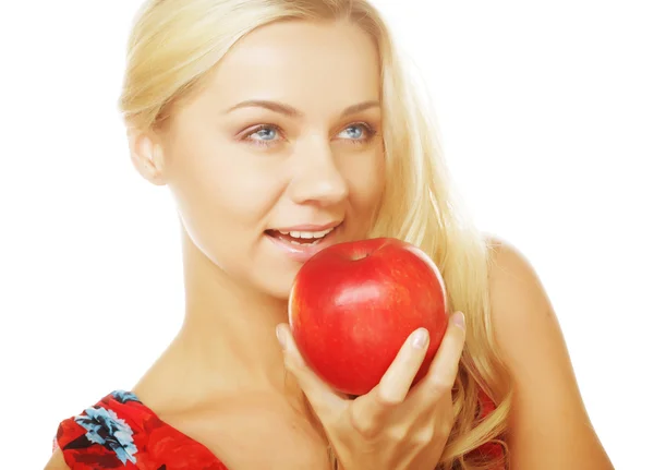 Frau mit einem Apfel vor weißem Hintergrund — Stockfoto