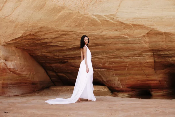 Mulher no deserto — Fotografia de Stock