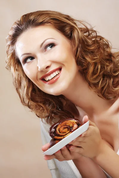 Lachende Frau mit Kuchen — Stockfoto