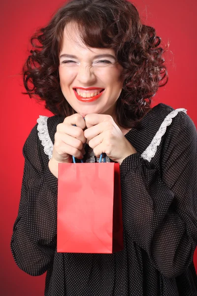 Mujer joven llevando bolsas de compras — Foto de Stock