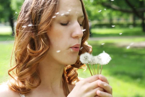 Woman in summer park — Stock Photo, Image