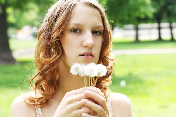 Femme dans le parc d'été — Photo