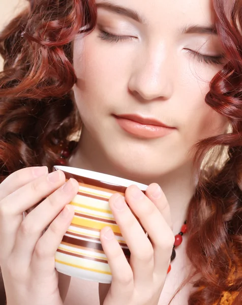 Jonge mooie vrouw koffie drinken — Stockfoto