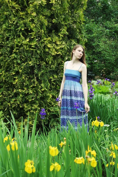 Vrouw poseren in zomer park — Stockfoto