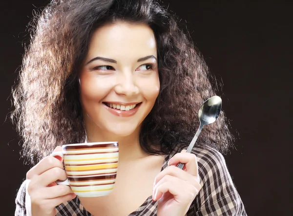 Frau trinkt Kaffee — Stockfoto