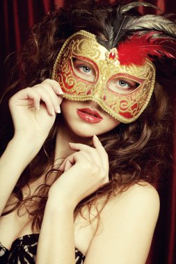 genç kadın kırmızı, gizemli bir maske