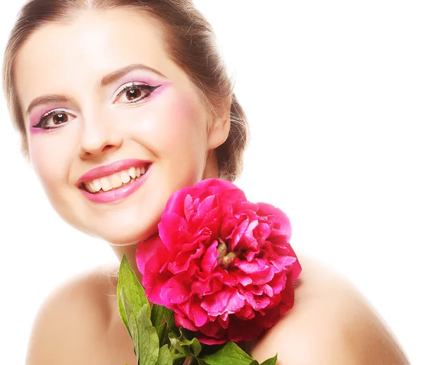 Junge schöne Frau mit rosa Pfingstrose — Stockfoto