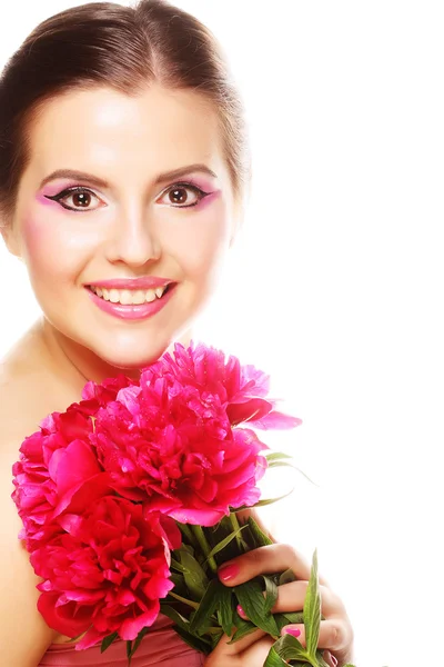 Junge schöne Frau mit rosa Pfingstrose — Stockfoto