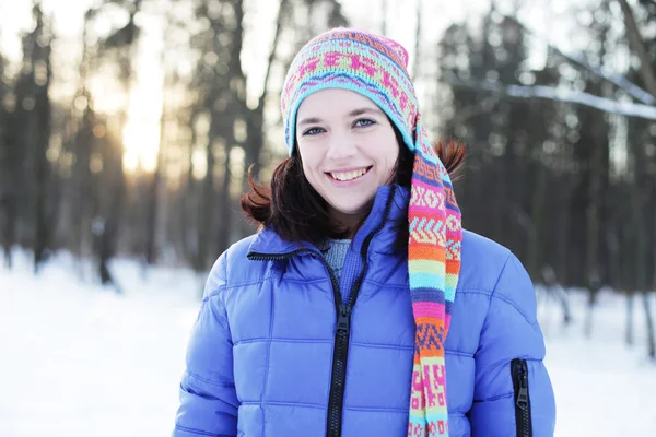 Mujer en el parque de invierno — Foto de Stock