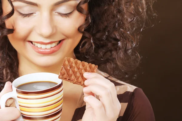 Vrouw met koffie en koekjes — Stockfoto