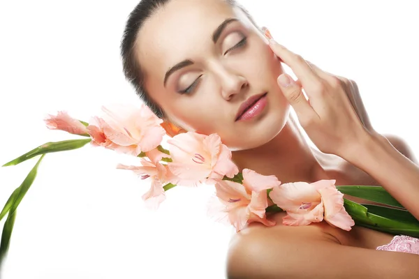 Hermosa mujer con flor rosa — Foto de Stock