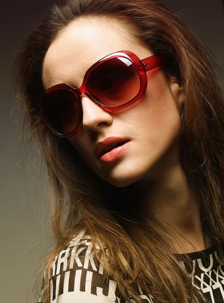 Retrato de mujer de moda con gafas de sol —  Fotos de Stock