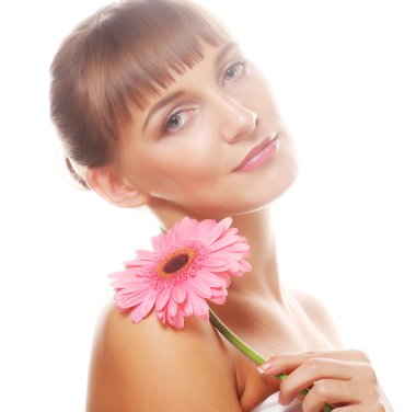 Gerber çiçekli güzel bir kadın.