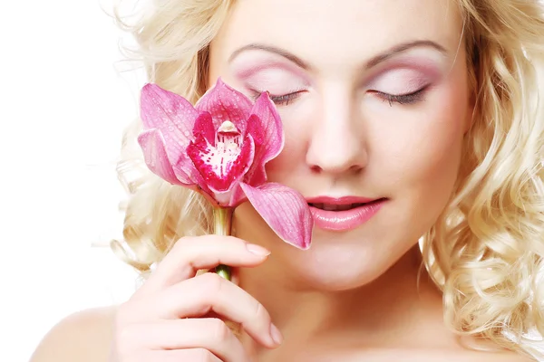 Jovem mulher bonita com flor rosa — Fotografia de Stock