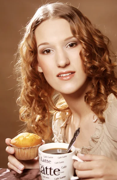 Mulher com café e bolo — Fotografia de Stock