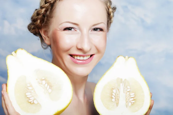 Meisje houdt in echt grote citrusvruchten - pamelo, — Stockfoto