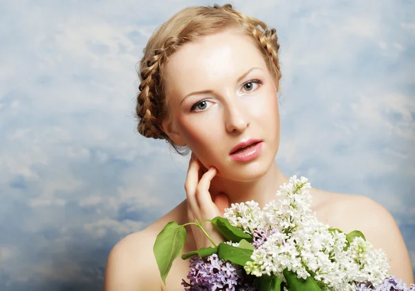 Menina com flores lilás — Fotografia de Stock