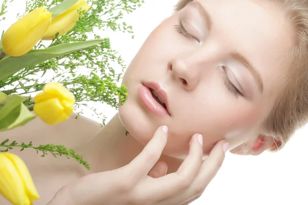 Retrato de chica hermosa con tulipanes — Foto de Stock