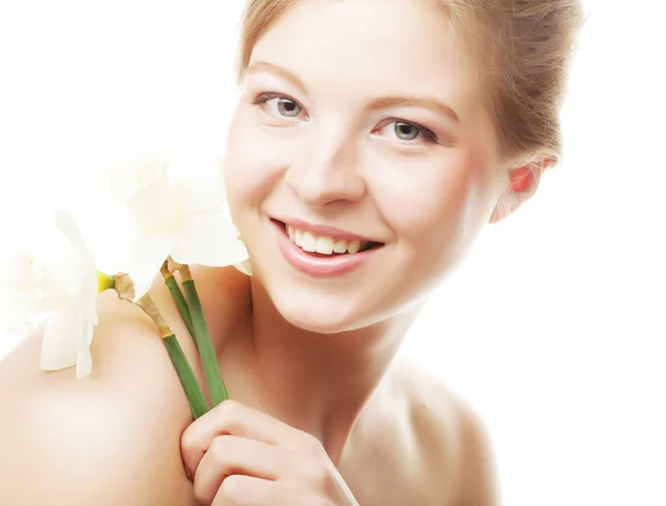 Ragazza adolescente con fiore narciso — Foto Stock