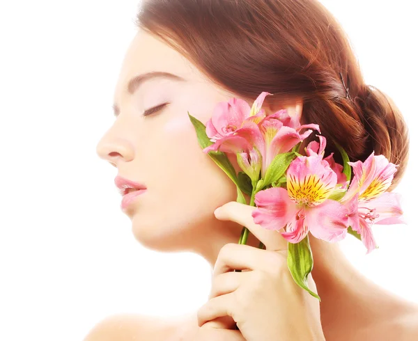 Hermosa mujer con flores rosadas — Foto de Stock