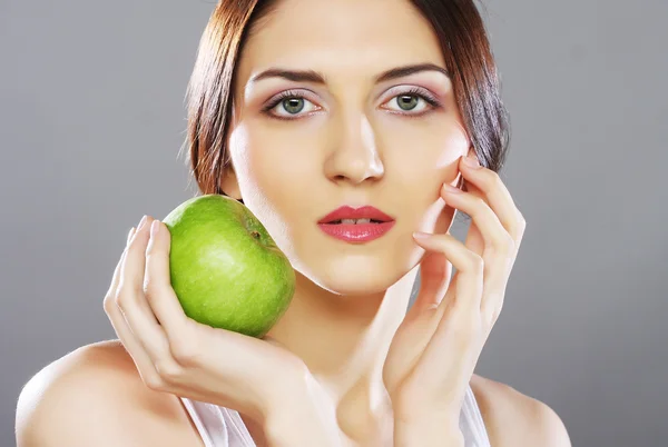 Jonge vrouw met groene appel — Stockfoto