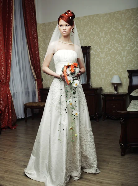 Glückliche Braut posiert im Hotelzimmer — Stockfoto