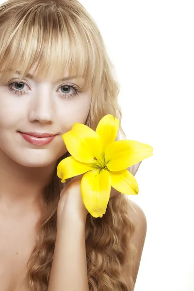 Όμορφη ξανθιά κοπέλα με το κίτρινο κρίνο — Φωτογραφία Αρχείου