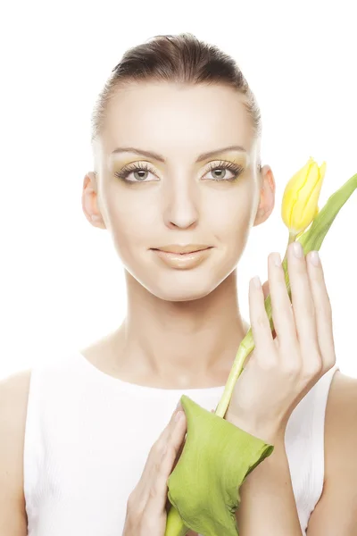 Vrouw met gele tulpen boeket — Stockfoto