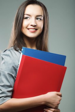 Öğrenci klasörleri ile gülümseyen