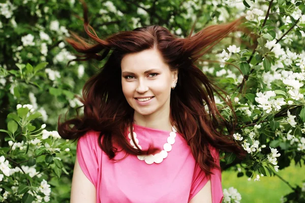 Jonge vrouw in zomerpark — Stockfoto