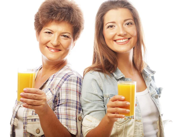 Twee vrouwen met jus d'orange. — Stockfoto