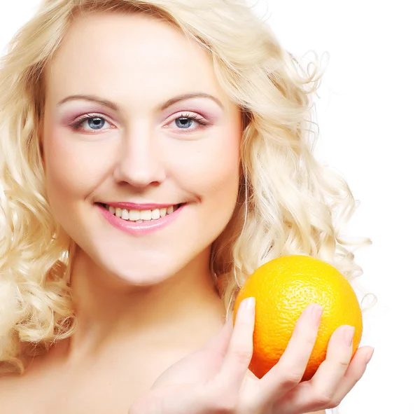 Retrato de una mujer feliz y saludable con una naranja — Foto de Stock