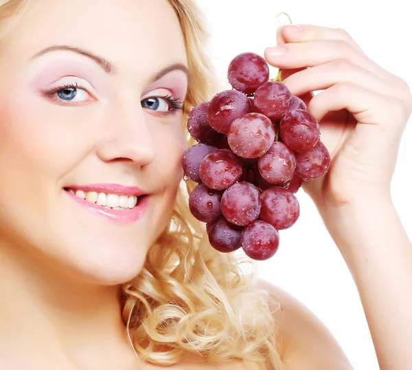 Mladá blonďatá žena s hroznovým vínem — Stock fotografie