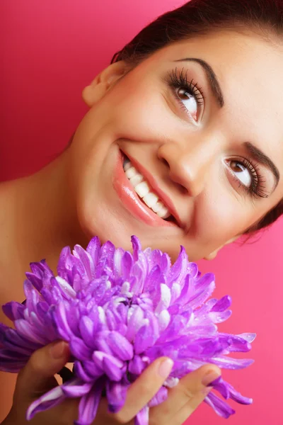 Mooie vrouw met grote paarse bloem — Stockfoto