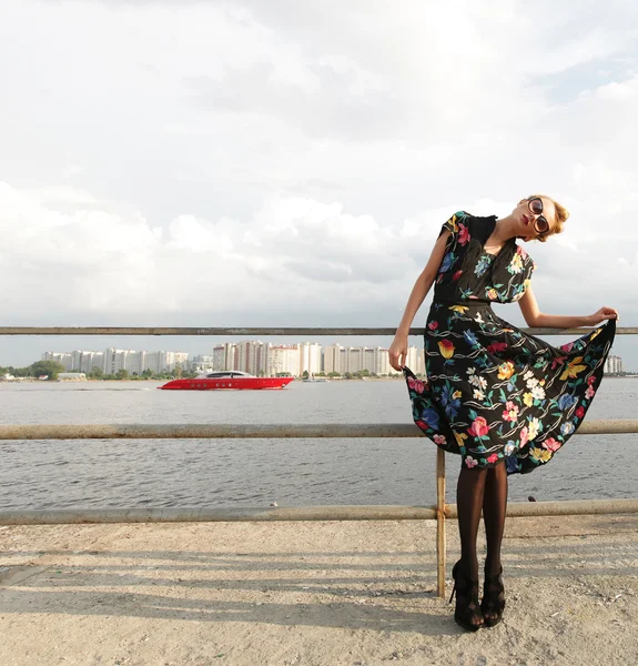 Ung kvinna poserar nära havet. — Stockfoto