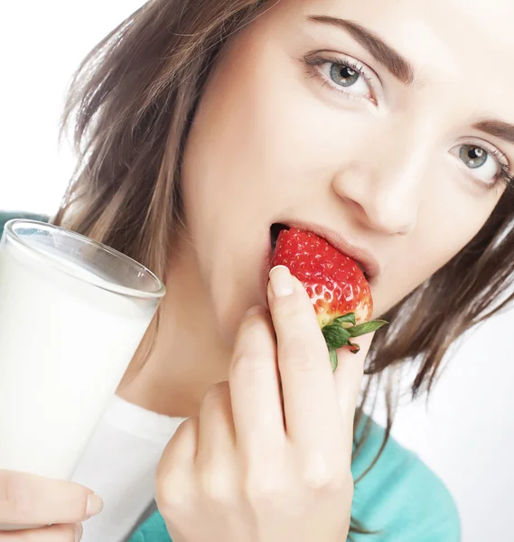 Vrouw met melk en aardbeien — Stockfoto