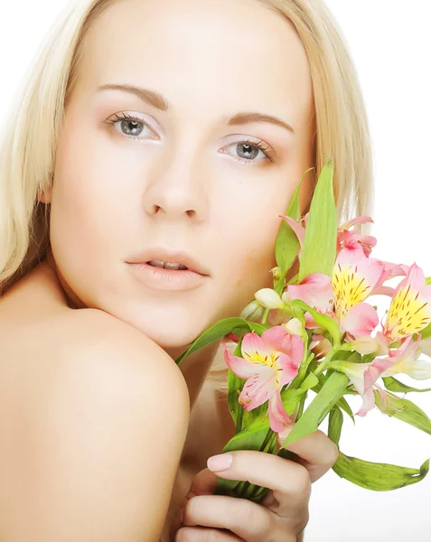 Joven hermosa mujer con flor rosa —  Fotos de Stock