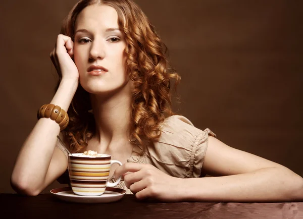 Mulher desfrutando de tempo de café — Fotografia de Stock