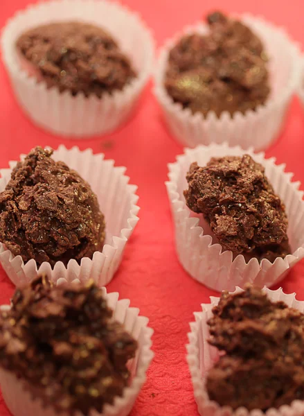 Variaciones de pralinés dulces chocolatados de cerca —  Fotos de Stock