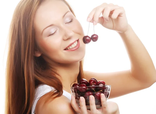 Vrouw met cherry geïsoleerd op witte achtergrond — Stockfoto