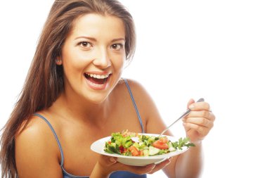 mutlu kadın salata yemek.