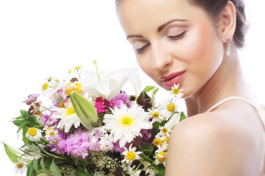 Çiçekleri olan güzel genç bir kadın.