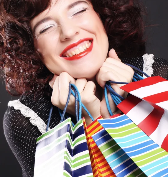 Mujer joven llevando bolsas de compras — Foto de Stock