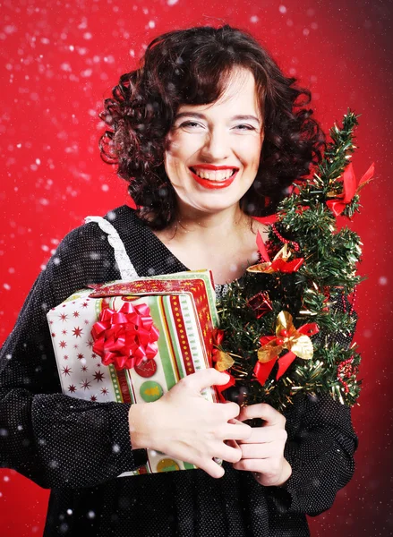 Woman holding gift and the tree — Stock Photo, Image