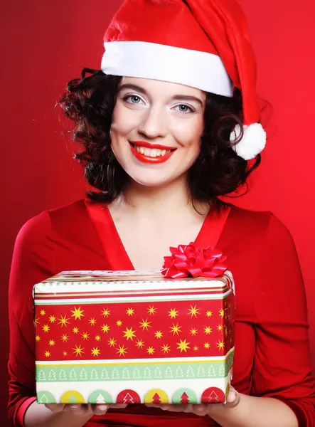 Femme avec boîte cadeau de Noël — Photo