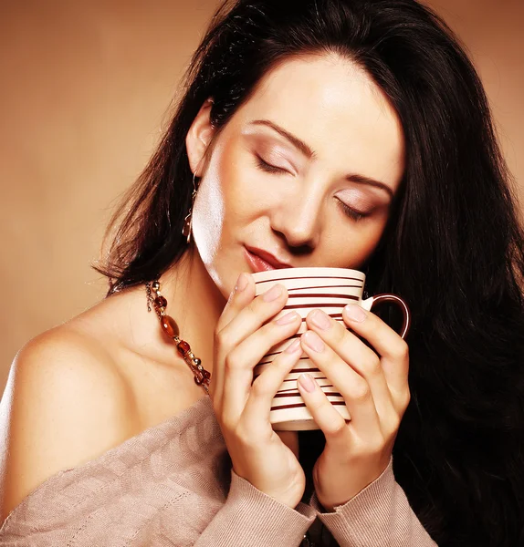 Piękna dziewczyna picia kawy lub herbaty. — Zdjęcie stockowe