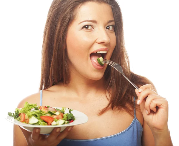 Jovem mulher feliz comendo salada . — Fotografia de Stock