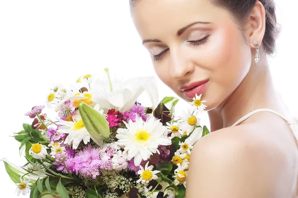 Hermosa mujer joven con flores de ramo — Foto de Stock