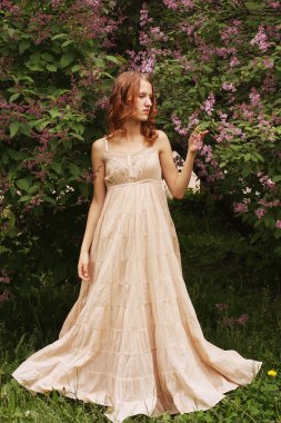 Yaz parkındaki kadın